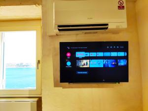 TV i/ili multimedijalni sistem u objektu Cove 532 by Savynomad Harbour Residences wow View