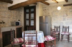 een keuken met een koelkast en een tafel en stoelen bij Casa de San Lorenzo in Úbeda