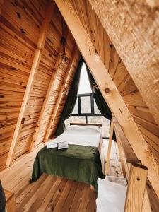 Habitación con cama en una casa de madera en Gültepe Bungalov, en Ardeşen