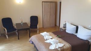 pokój hotelowy z łóżkiem z ręcznikami w obiekcie OW Meduza i Biala Mewa w mieście Międzyzdroje