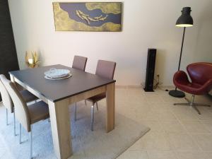comedor con mesa y sillas en Spacieux Duplex Casa Maya Caleta de Fuste, en Caleta de Fuste