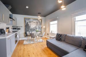 cocina y sala de estar con sofá y mesa en Bateman, modern City centre apartment sleeps 6 en York
