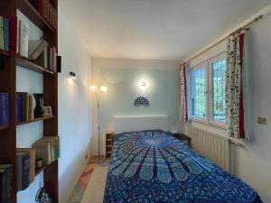 a bedroom with a bed with a blue comforter at Einhornhaus in Schottwien