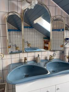 ein Badezimmer mit zwei Waschbecken und zwei Spiegeln in der Unterkunft Einhornhaus in Schottwien