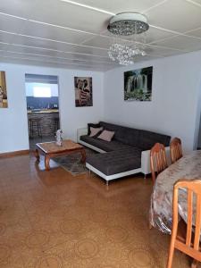 sala de estar con sofá y mesa en location Maison Basse-Terre GUADELOUPE, en Basse-Terre