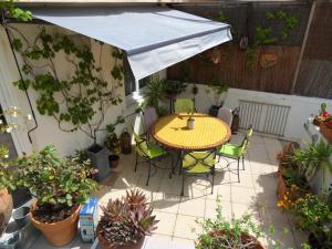 a patio with a table and chairs and plants at SETE BELLE MAISON DE VILLE 121 m2 A 2 mn DE LA PLAGE et SPA in Sète +36 photos