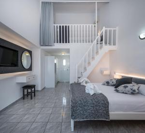een slaapkamer met een bed en een trap bij ILIOS K Village Resort in Tigaki
