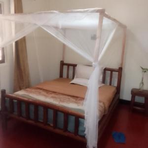 1 cama con dosel en una habitación en Dream jet suites, en Entebbe