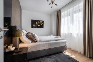 Postel nebo postele na pokoji v ubytování The Rose Garden Budapest Apartments + 166 fotografií