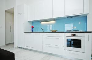 Kuchyň nebo kuchyňský kout v ubytování Apartments Victoria Privlaka