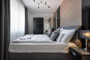 Postel nebo postele na pokoji v ubytování The Rose Garden Budapest Apartments