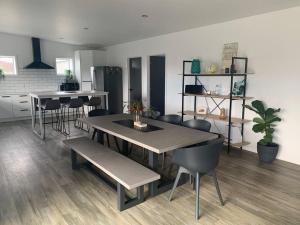 比舍诺Bay View Bicheno的厨房内带桌椅的用餐室