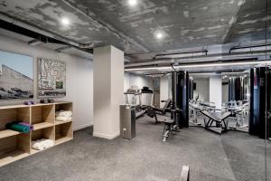 メルボルンにあるQuest Collingwoodの部屋にトレッドミルやマシンが備え付けられたジム