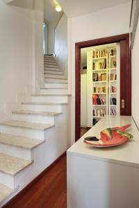 een trap in een huis met een plaat op een aanrecht bij Appartamento Trastevere & Pascarella in Rome +54 foto's