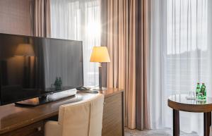 Telewizja i/lub zestaw kina domowego w obiekcie HAVET Hotel Resort & Spa