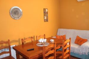 comedor con mesa y sofá en vivienda de uso Turístico El Jabalon, en Villanueva de los Infantes