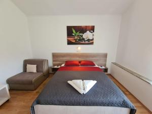 蘇佩塔斯卡德拉加的住宿－Apartments Angela Rab，一间卧室配有一张床和一张沙发