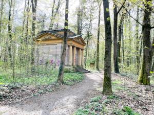 a small building in the middle of a forest at M-Style 02 Apartment mit Balkon 24h Self-Check-In, Free Parking, Netflix in Nürnberg