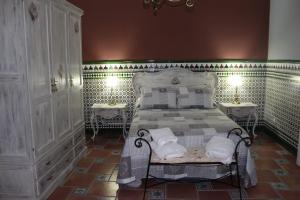1 dormitorio con 1 cama con 2 mesas y 2 lámparas en vivienda de uso Turístico El Jabalon, en Villanueva de los Infantes