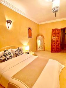 un dormitorio con una cama grande en una habitación en Villa à Essaouira, en Essaouira
