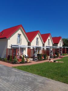 eine Reihe von Häusern mit roten Dächern in der Unterkunft Szmaragdowe Morze in Władysławowo