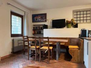 ラツィーゼにあるHoliday home in Lazise/Gardasee 21993のダイニングルーム(テーブル、椅子、テレビ付)