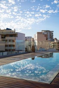 une piscine sur le toit d'un bâtiment dans l'établissement JS Palma Plaza, à Palma de Majorque