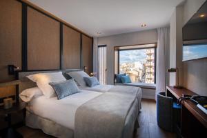 une chambre d'hôtel avec un grand lit et une fenêtre dans l'établissement JS Palma Plaza, à Palma de Majorque
