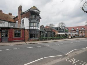 an empty street in a town with a building at Pass the Keys Luxury 1 Bed Flat on Windsor Riverside in Windsor