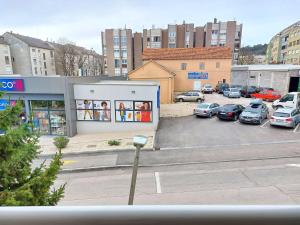 een parkeerplaats met auto's voor een gebouw bij Apartment Oliva in Knin