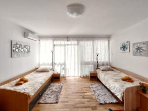 um quarto com 2 camas e uma janela em Apartment Oliva em Knin