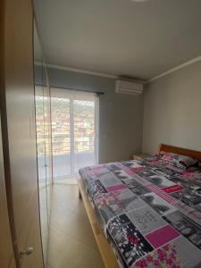 een slaapkamer met een bed en een glazen douche bij Saranda relax apartments in Sarandë