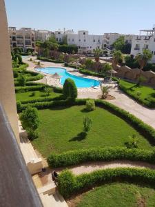 een uitzicht over een park met twee zwembaden bij Two Bedroom at Sunny Lakes Resort in Sharm El Sheikh
