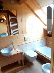 ein Badezimmer mit einem Waschbecken, einem WC und einer Badewanne in der Unterkunft AL SOGNO in Asiago