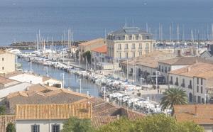 een uitzicht op een haven met boten in het water bij Maison de village proche de l'étang et de la mer in Marseillan