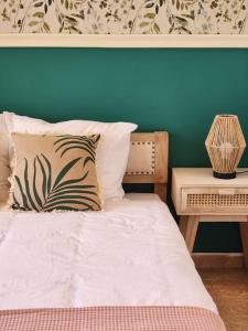 1 dormitorio con 1 cama con pared azul en Cozy Apartment in central Almada w Swing Chairs en Almada