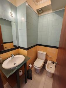 Cozy Apartment in central Almada w Swing Chairs في ألمادا: حمام مع حوض ومرحاض