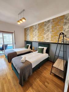 Postel nebo postele na pokoji v ubytování Cozy Apartment in central Almada w Swing Chairs