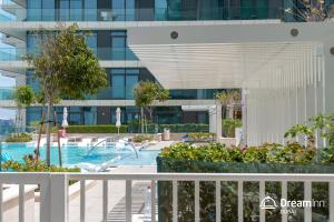 Bazén v ubytování Dream Inn Apartment - Beach Vista Emaar Beachfront nebo v jeho okolí