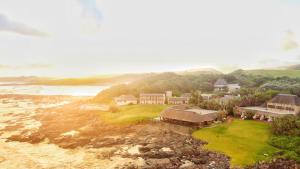 eine Luftansicht eines Hauses neben dem Meer in der Unterkunft Kob Inn Beach Resort 