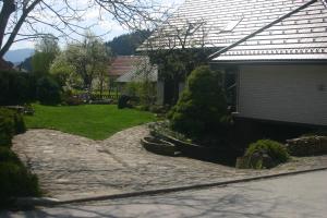 une maison avec une passerelle devant une cour dans l'établissement Savinja River Residence, à Ljubno