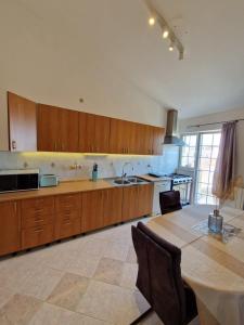 Kuchyňa alebo kuchynka v ubytovaní Avalena Penthouse