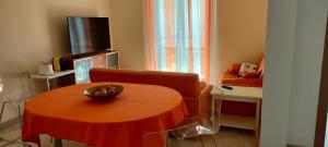 sala de estar con mesa y sofá en La Casa di Lisa 2, en Valledoria