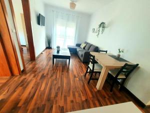 - un salon avec une table et un canapé dans l'établissement Apartamento en el centro de Playa de Aro, à Platja d'Aro