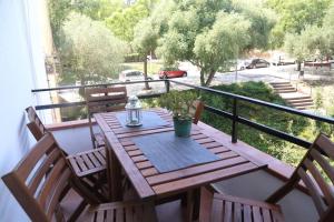 una mesa de madera en la parte superior de un balcón en Apartamento en el centro de Playa de Aro, en Platja d'Aro