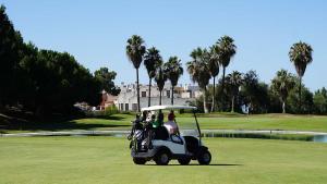 un carrito de golf conduciendo en un campo de golf en Niña Sureña Home Añoreta Golf en Benagalbón