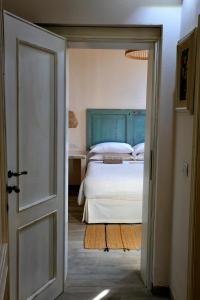 um quarto com uma cama e uma porta aberta em Podere Bellavista em San Gimignano