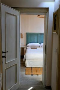 1 dormitorio con 1 cama y puerta abierta en Podere Bellavista en San Gimignano