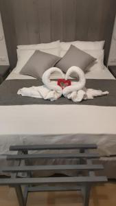 a bed with two swans making a heart at Lovin Puglia Vacation in Bari