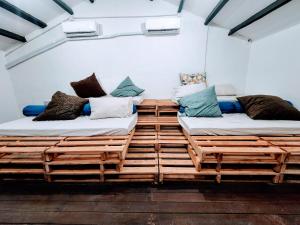 dos camas en el costado de un barco en Upspot Kuching Waterfront Premium Hostel en Kuching